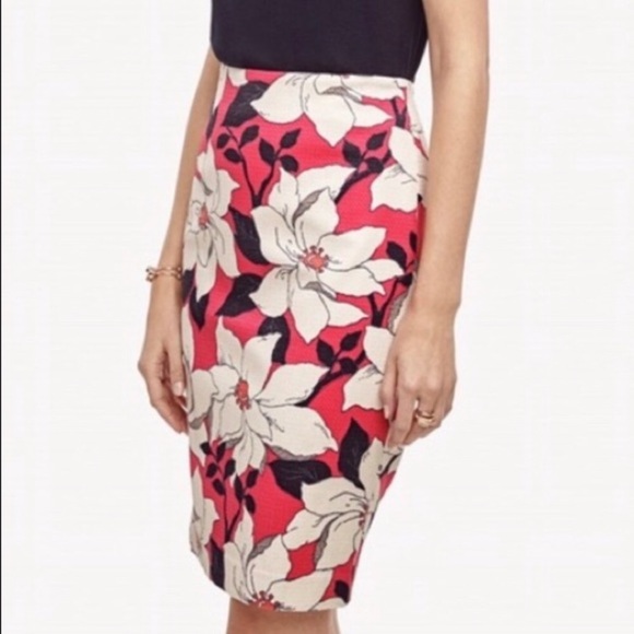 Ann Taylor red white floral print pencil skirt - Picture 2 of 5